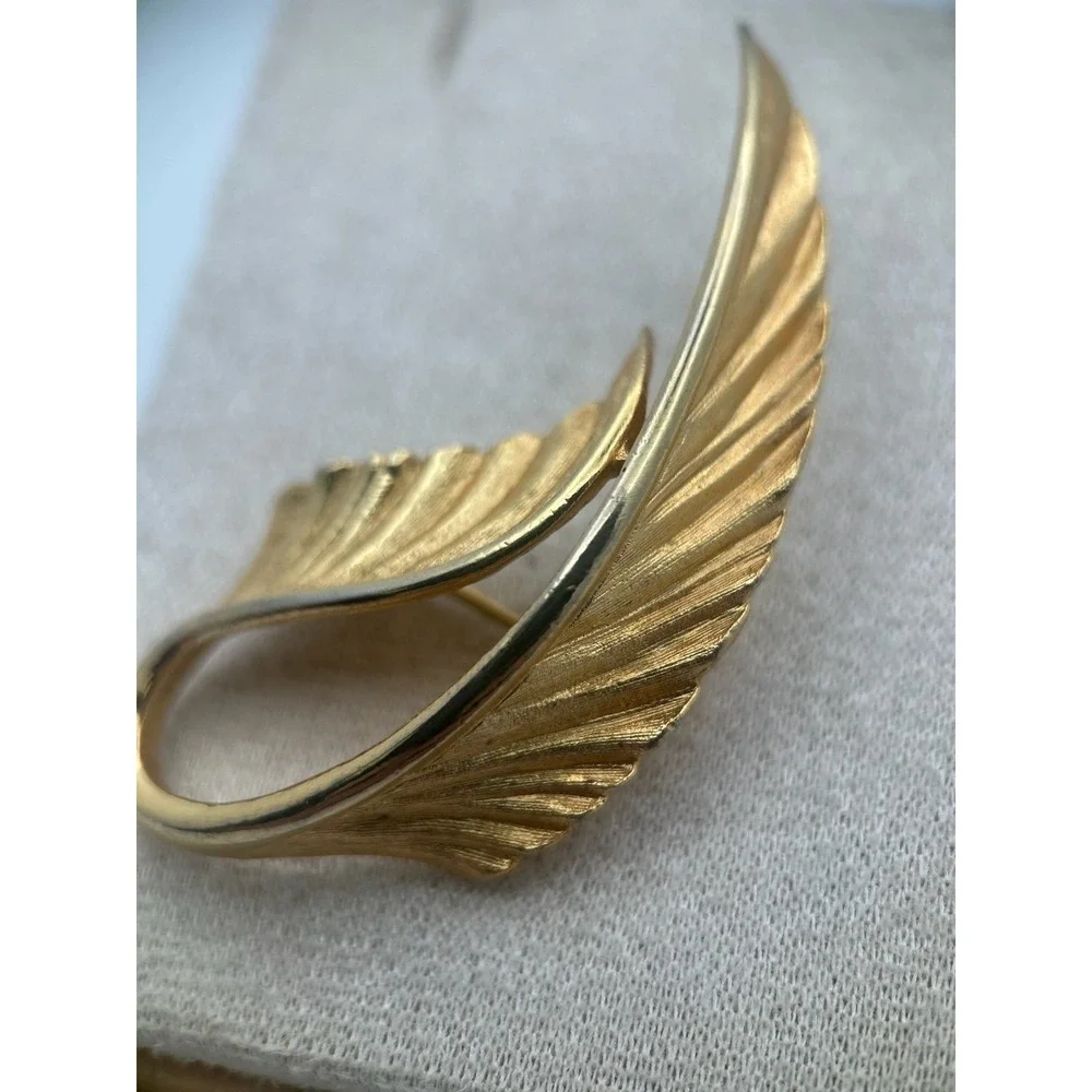 Vintage Brooch Gold Tone Leaf Elegant Curved Mid-Century Pin‎ Feather
